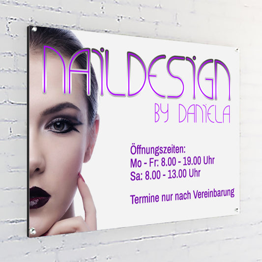 Firmenschild an Mauer aus Alu Dibond weiss beschichtet