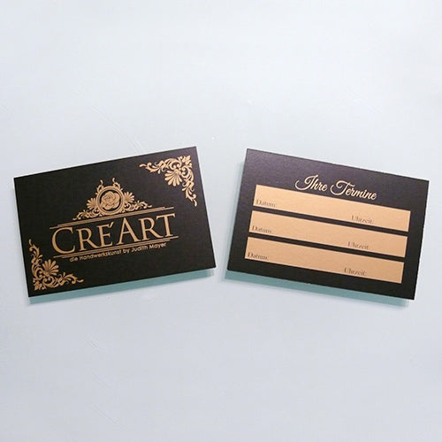 Zwei Visitenkarten Vorder- und Rückansicht mit fünfter Farbe in Gold von "Cre Art"