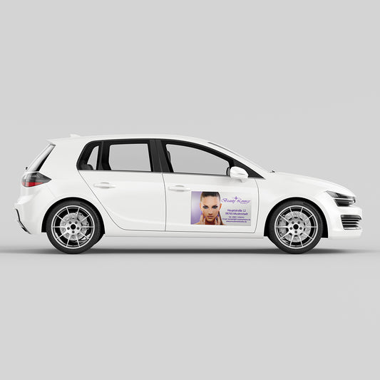 Fahrzeug mit Magnetschild auf der Türe