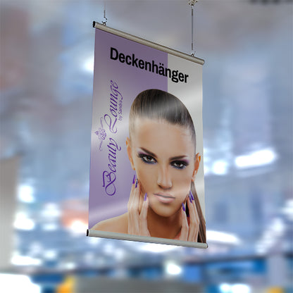 Deckenhänger mit Werbung für "Beauty Lounge"