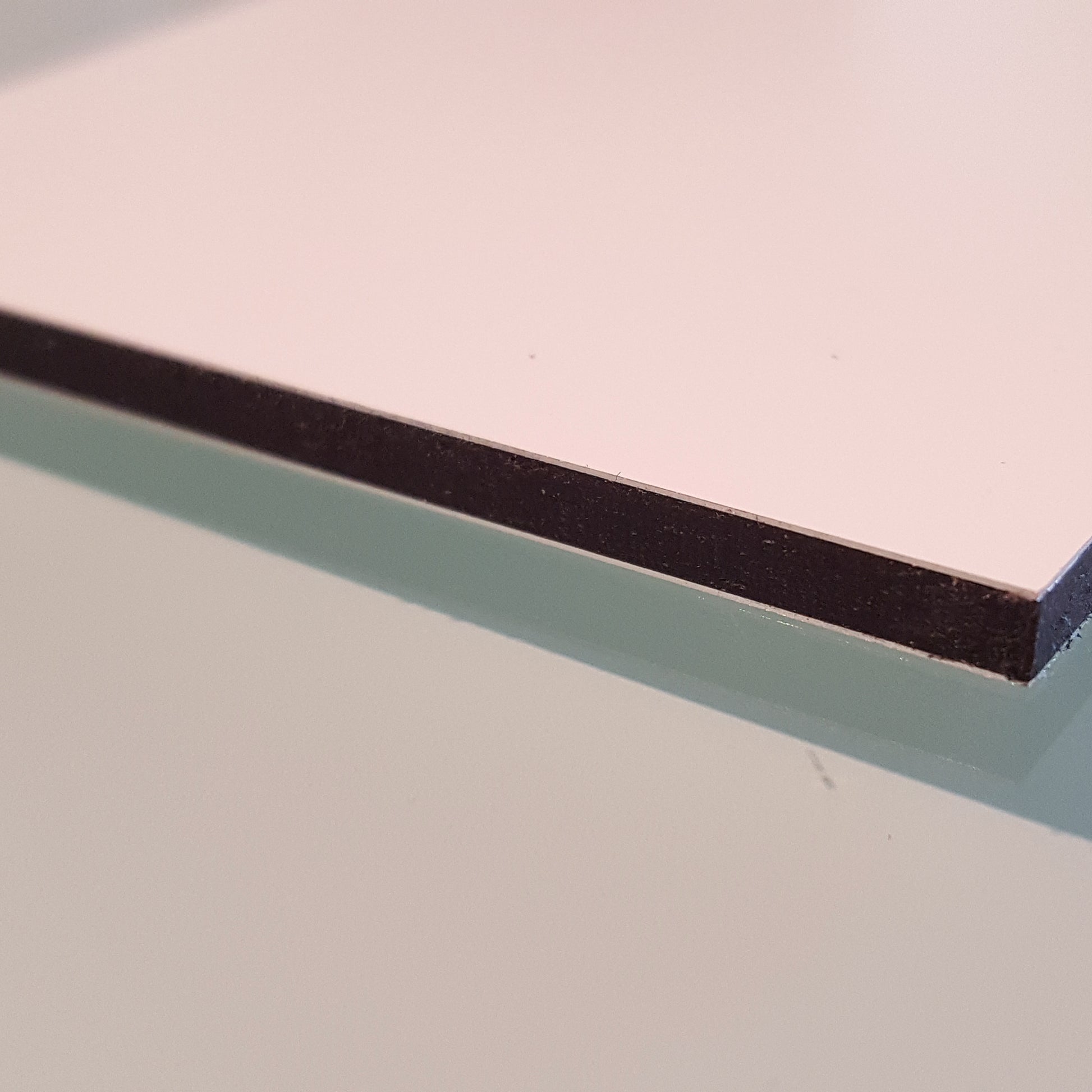 Detailansicht einer weiss beschichteten Alu Dibondplatte