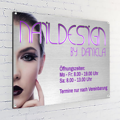 Firmenschild an einer Wand aus Alu Dibond silber gebürstet