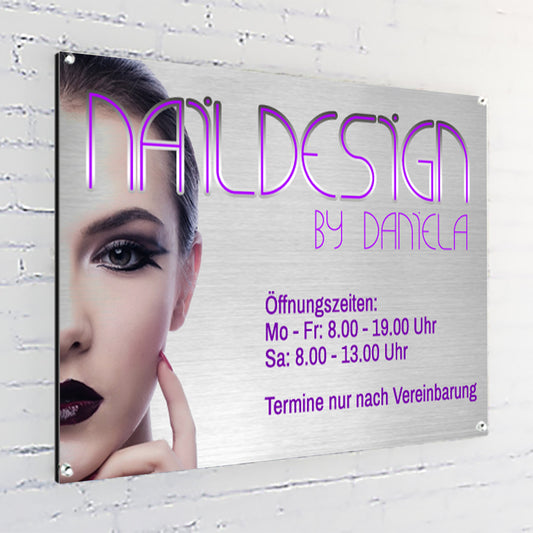 Firmenschild an einer Wand aus Alu Dibond silber gebürstet