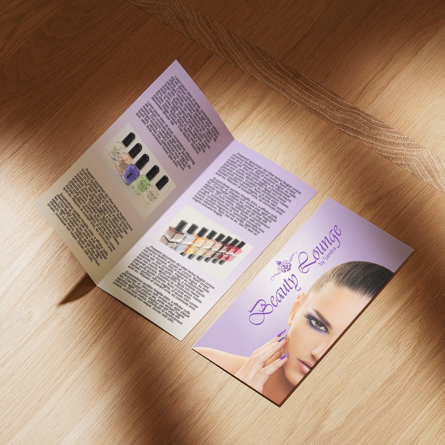 Zwei Flyer von "Beauty Lounge"auf einem Holztisch davon einer aufgeklappt