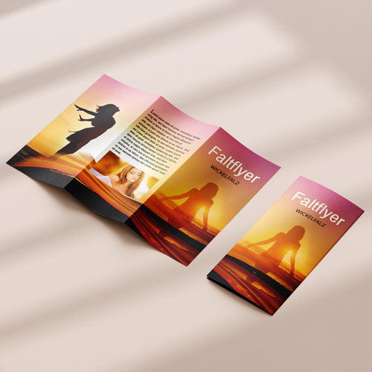 Zwei Flyer im Wickelfalz davon einer aufgeklappt