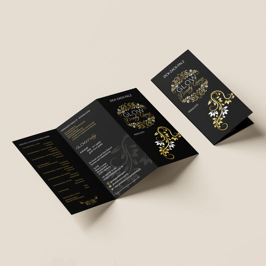 Zwei Flyer im Zick Zack Falz davon einer aufgeklappt