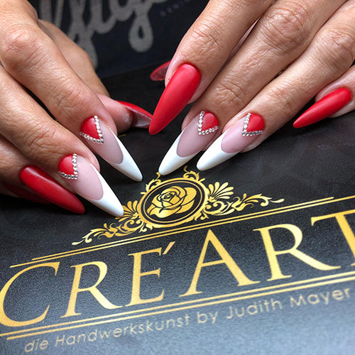 Zwei Hände mit langen roten Nägeln vor einer Fotohintergrundplatte von Cre Art