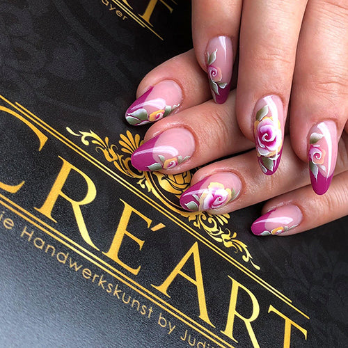 Zwei Hände mit Nageldesign auf einer schwarzen Fotohintergrundplatte