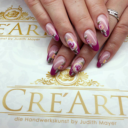 Weiße Fotohintergrundplatte mit zwei manikürten Händen mit Nageldesign von Cre Art