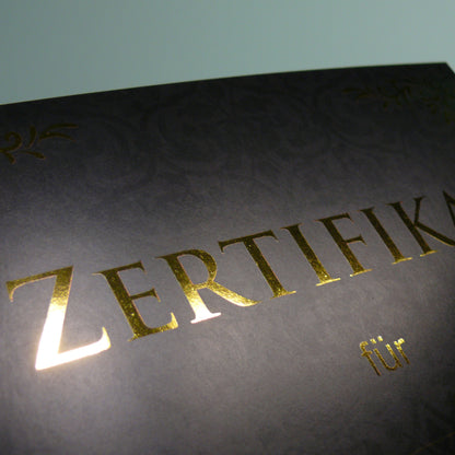 Detailansicht der Goldfolierung eines Zertifikats