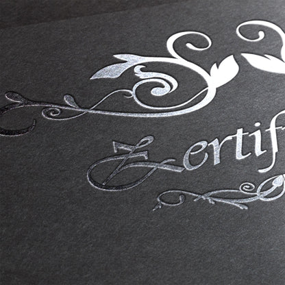 Detailansicht der Silberfolierung auf einem Zertifikat